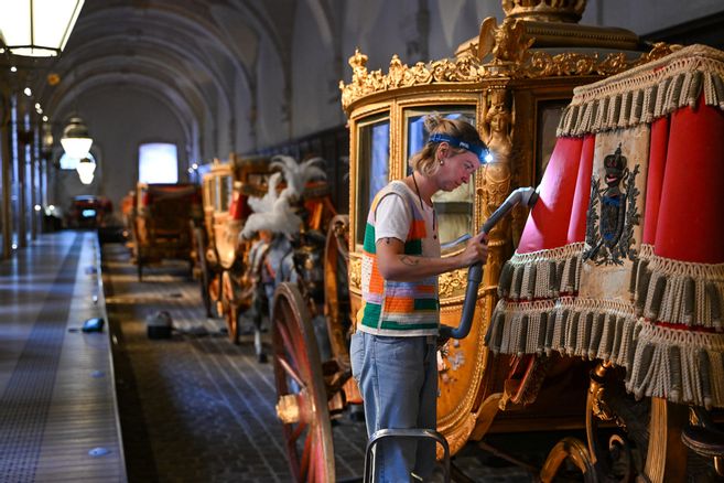Dépoussiérer les textiles anciens, tout un art au château de Versailles
